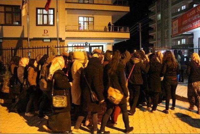 Şanlıurfa'da Üniversiteli Kızlar, Yurt Protestosunu Sürdürdü