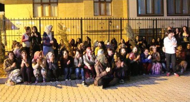 Şanlıurfa'da Üniversiteli Kızlar, Yurt Protestosunu Sürdürdü