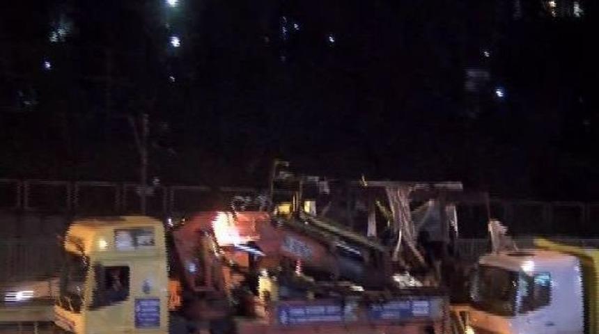 Metrob&uuml;s Enkazı Kaldırıldı