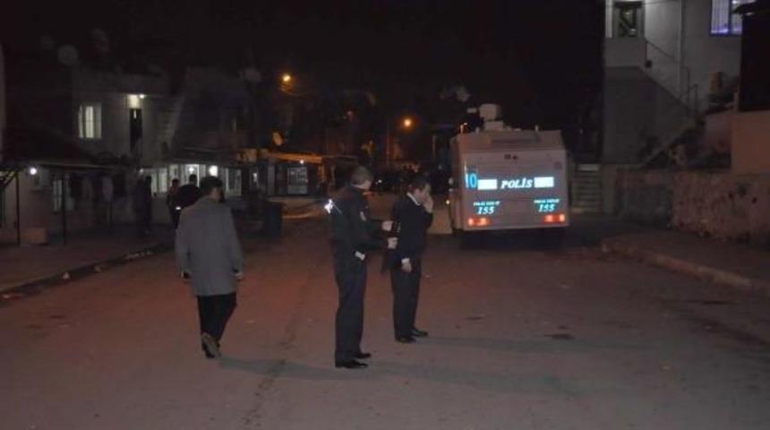 Mahalleli Kavga Etti, 3 Kişi Silahla Yaralandı