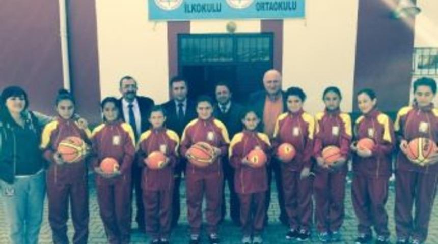 Yozgatlı Hayırsever İş Adamı Bilal Şahin Başarılı &Ouml;ğrencileri &Ouml;d&uuml;llendirdi