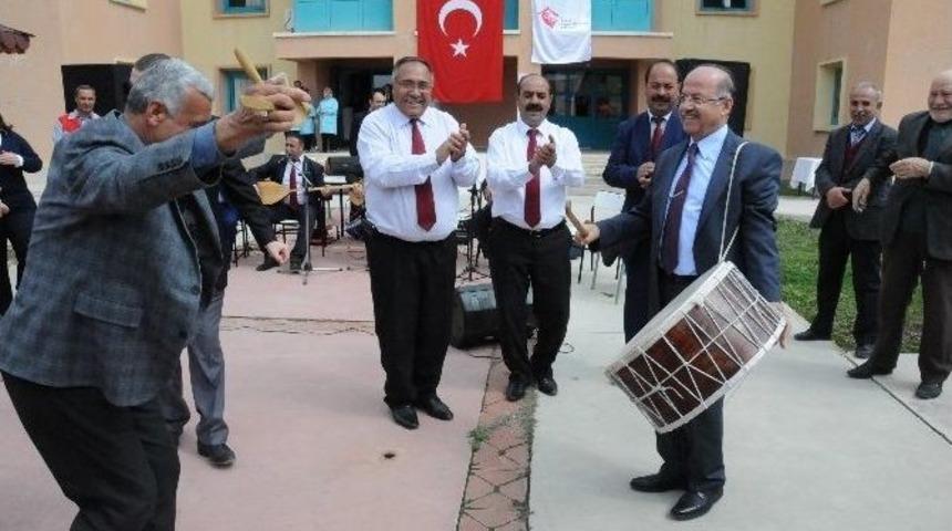 Vali Davulu &Ccedil;aldı, Muhtar Oynadı