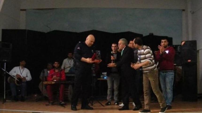 Mahkumlara M&uuml;zik Ziyafeti