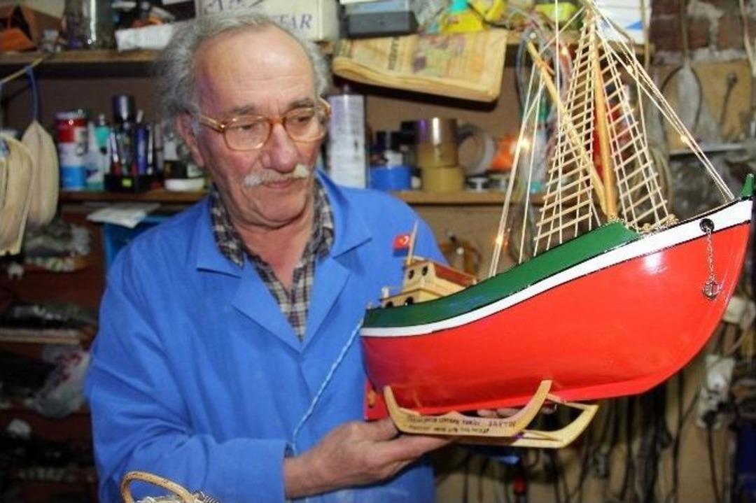 (&ouml;zel Haber) Yaptığı Maket Gemilerle Bartın&rsquo;ın Tarihi &Ccedil;ektirme Gemilerine Hayat Veriyor