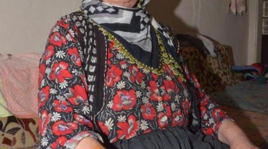 76 Yaşındaki Kadının D&uuml;ğ&uuml;n Hediyesi Bileziğini Gasp Ettiler