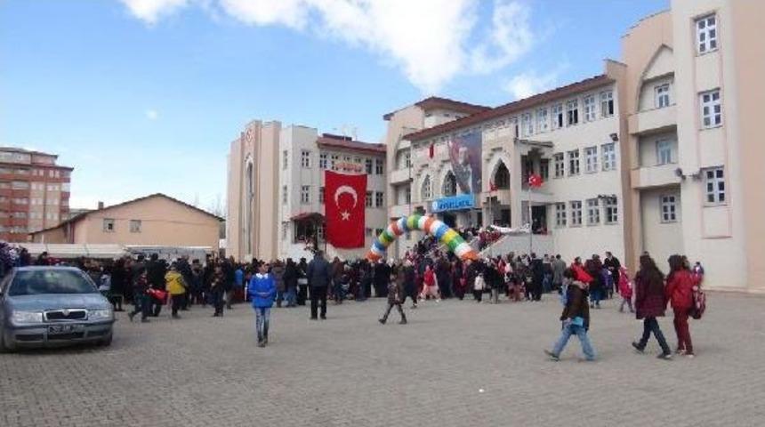 Kars Atat&uuml;rk İlk&ouml;ğretim Okulunda Nevruz Şenliği