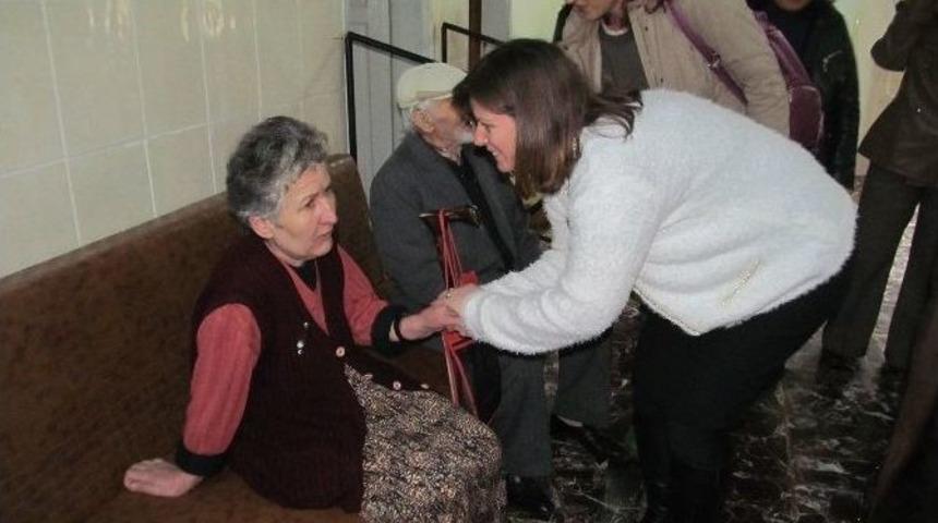 Chp Kadın Kolları Huzurevini Ziyaret Etti