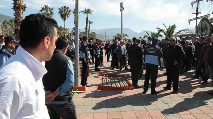 Alanya İskelesi&rsquo;nde Yıkım Gerginliği