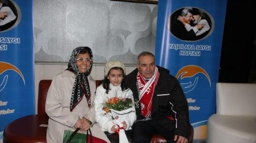 Yaşlılar Torunlarıyla Yemekte Buluştu