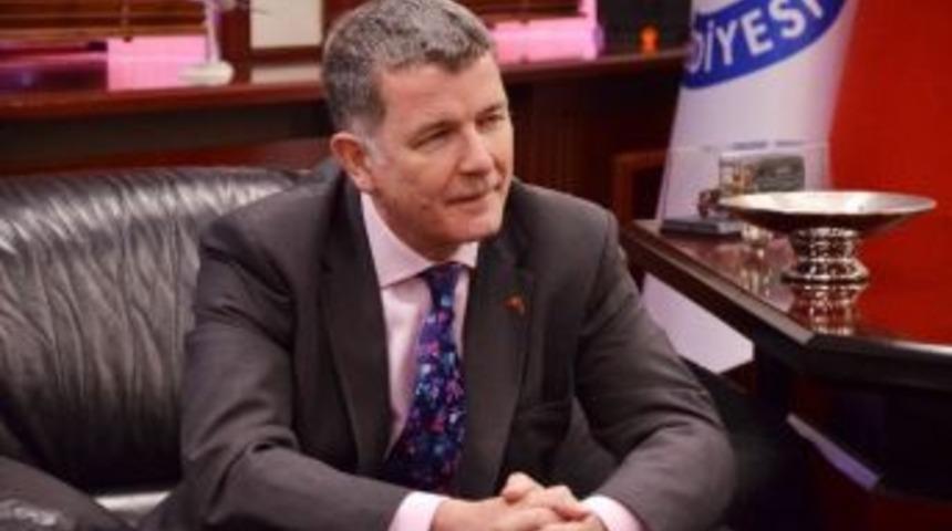 B&uuml;y&uuml;kel&ccedil;i Moore Neden Beşiktaş Taraftarlığını Se&ccedil;tiğini Anlattı