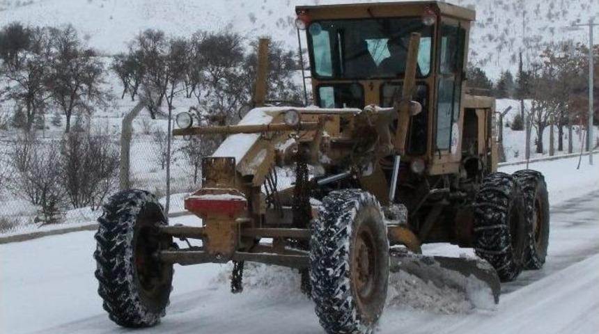Elazığ&rsquo;da Kar Yağışı 146 K&ouml;y Yolunu Kapattı