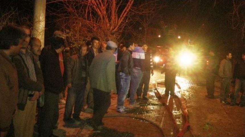 Seydikemer&rsquo;de Bir Ev Ve Kamyonet Yandı