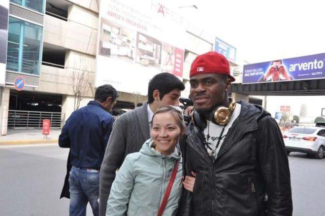 Emenike İstanbul'a Döndü