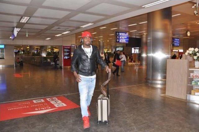 Emenike İstanbul'a Döndü