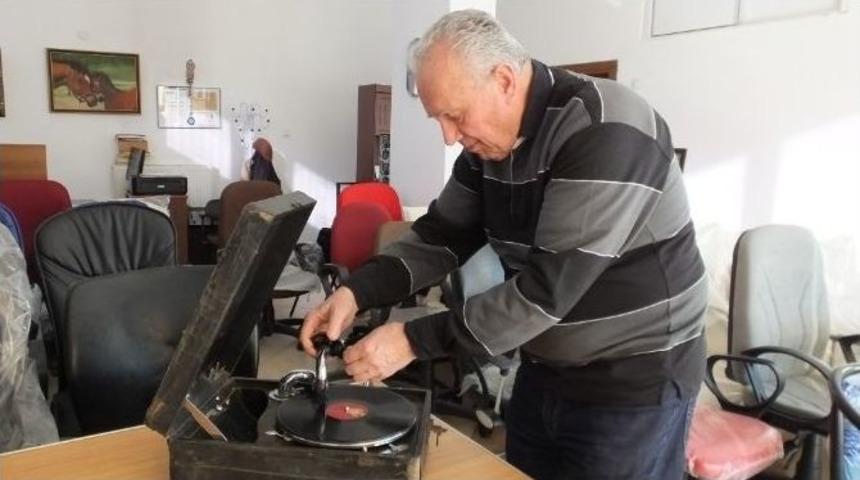 Burhaniye&rsquo;de Asırlık Gramofondan Şarkı T&uuml;rk&uuml; Dinleniyor