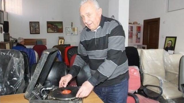 Burhaniye’de Asırlık Gramofondan Şarkı Türkü Dinleniyor