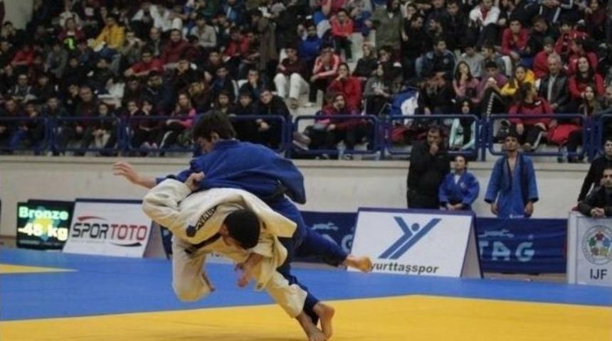 Grand Prix&rsquo;te M&uuml;cadele Edecek