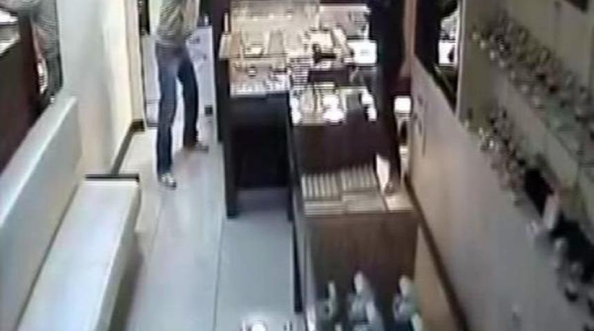 Kurusıkı Tabancayla Kuyumcu Soymaya Kalkıştı