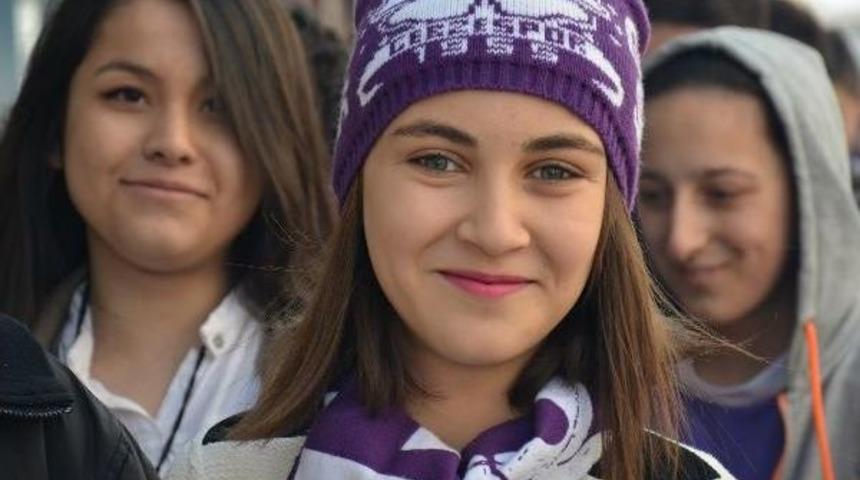 Gebze'de Trib&uuml;nleri Kadınlar Doldurdu, K&ouml;t&uuml; Tezah&uuml;rat Bitti