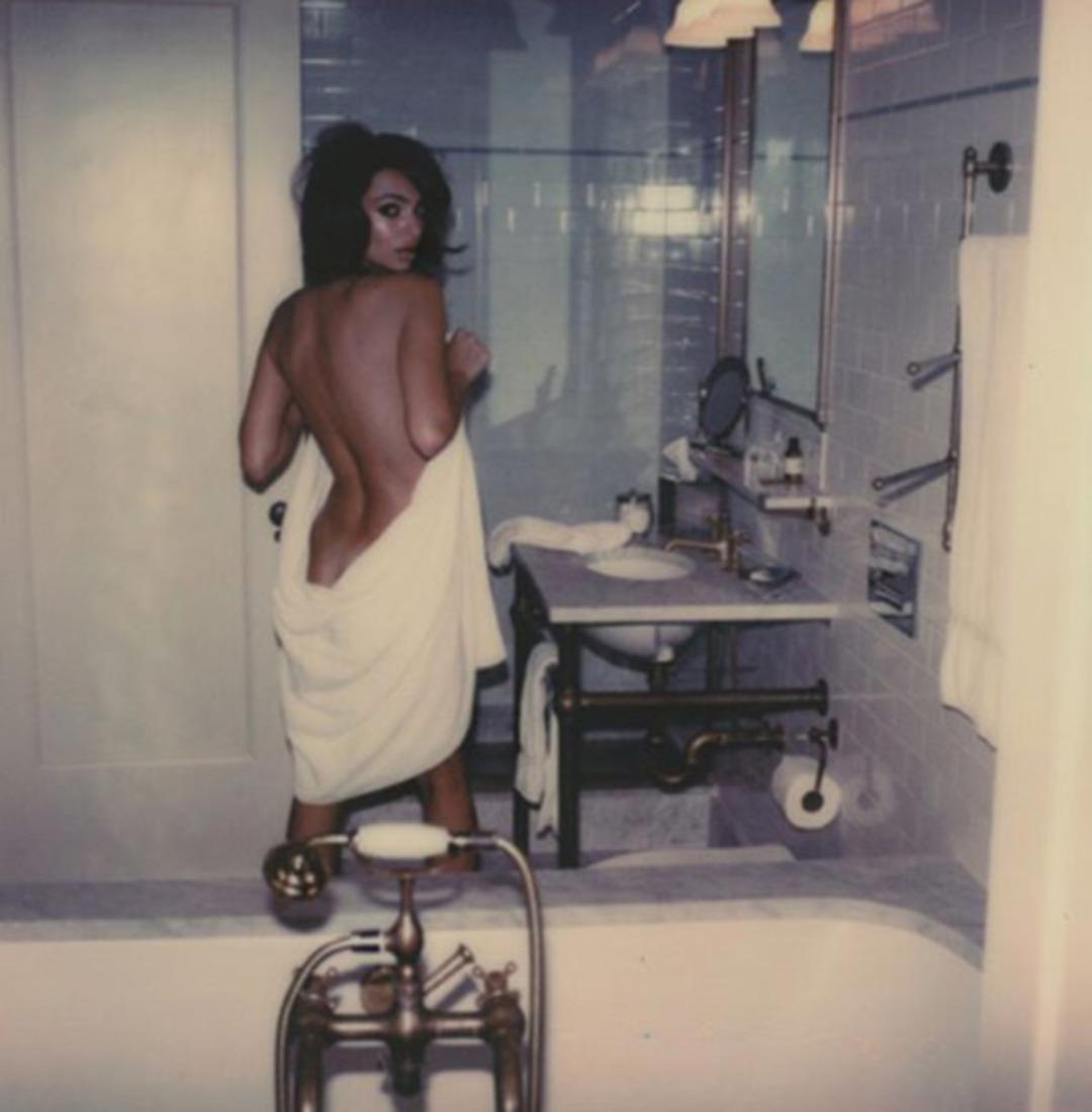 Duşta &ccedil;ırıl&ccedil;ıplak! Yine sınır tanımadı