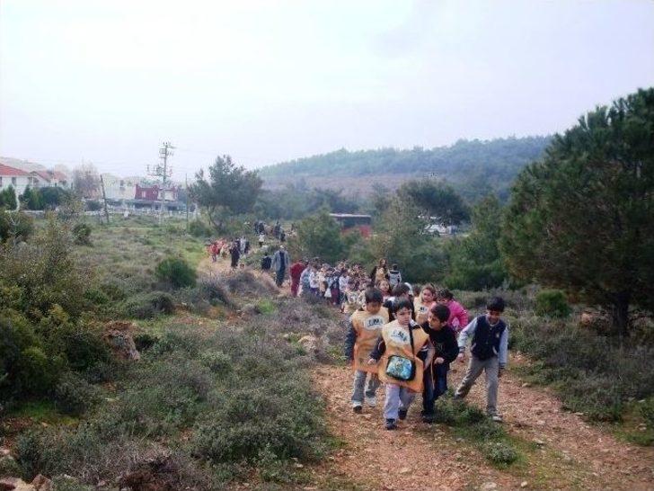 Ayvalık’ta Öğrenciler Ağaç Dikerek Orman Sevgisini Öğrendi G2