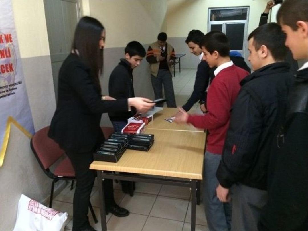 Gen&ccedil;lik Ve G&uuml;venli Gelecek Konulu Konferans Verildi