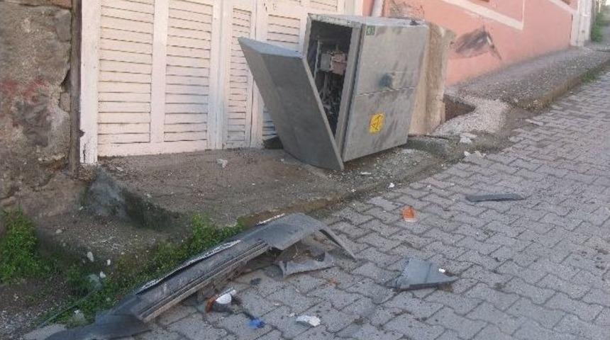 Otomobiliyle &Ccedil;arptığı Elektrik Panosunu Yerinden S&ouml;kt&uuml;