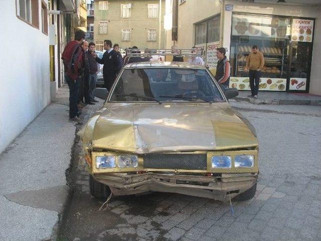 Otomobiliyle Çarptığı Elektrik Panosunu Yerinden Söktü