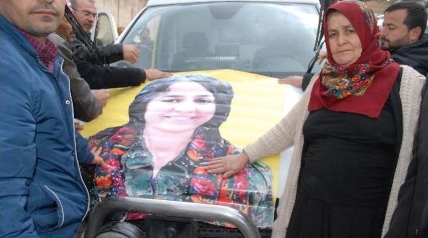 Suriye&rsquo;de Işid&rsquo;e Karşı Savaşan Kızının Cenazesini Şanlıurfa&rsquo;da Teslim Aldı