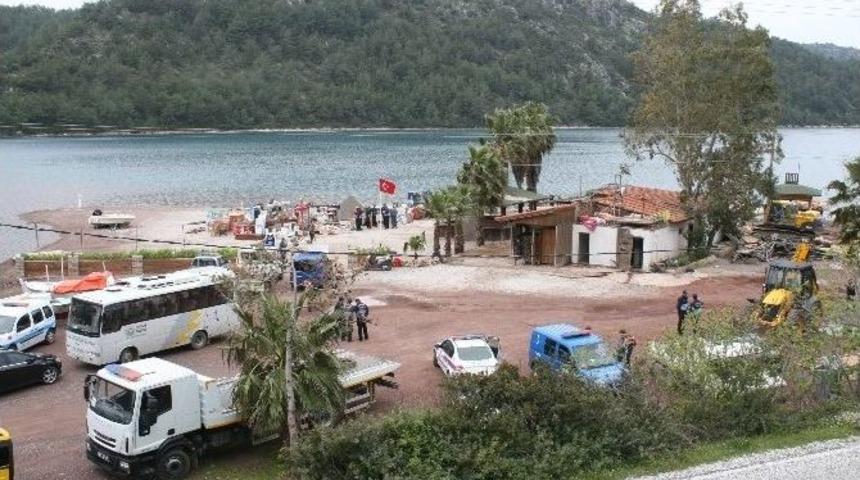 D&uuml;nyaca &Uuml;nl&uuml; Kızkumu Plajındaki Ka&ccedil;ak Tesis Yıkıldı