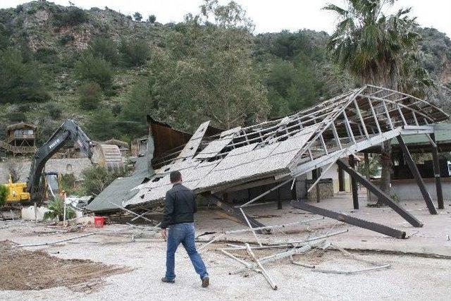 Dünyaca Ünlü Kızkumu Plajındaki Kaçak Tesis Yıkıldı