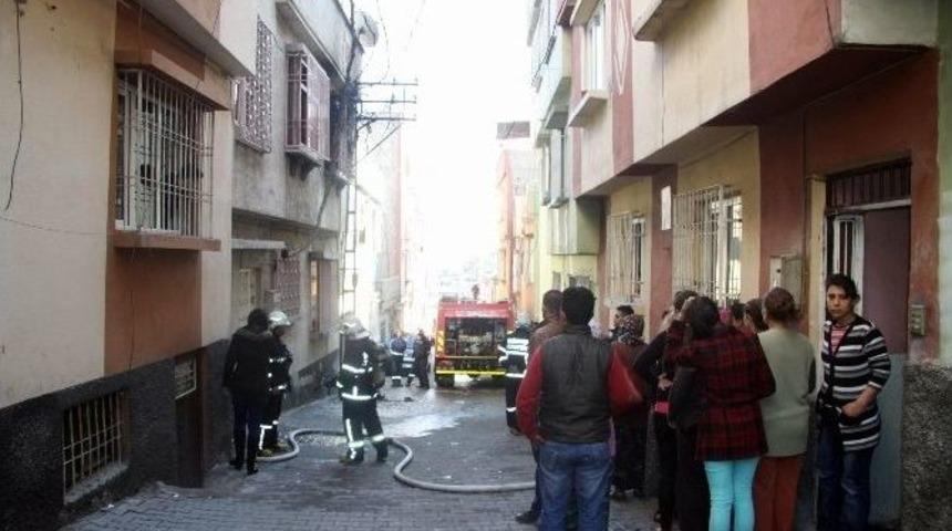 Gaziantep&rsquo;te Elektrik Direğinden &Ccedil;ıkan Kıvılcımlar Evi Yaktı