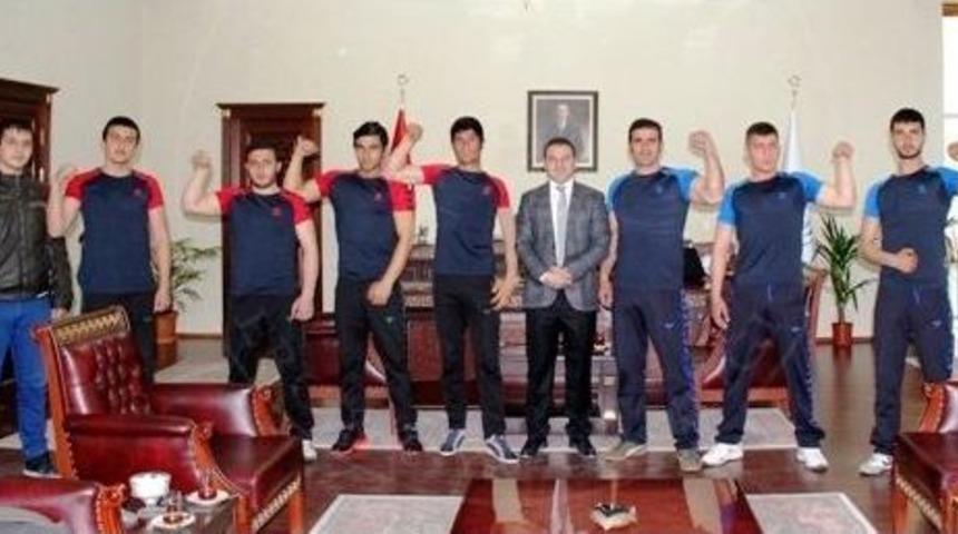 Erciş’te Bilek Güreşi Takımından Kaymakam Yaşar’a Ziyaret