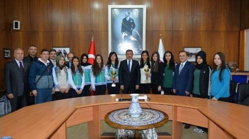 Vali, Başarılı Olan Sporcuları &Ouml;d&uuml;llendirdi