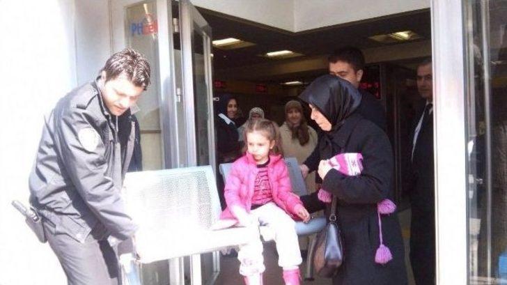 Ptt’de Sıra Bekleyen Küçük Kızın Bacağı Sandalyeye Sıkıştı, İtfaiye Seferber Oldu