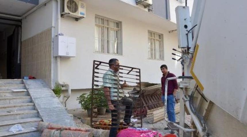 Apartman Dairesinden Bir Kamyon &Ccedil;&ouml;p &Ccedil;ıktı