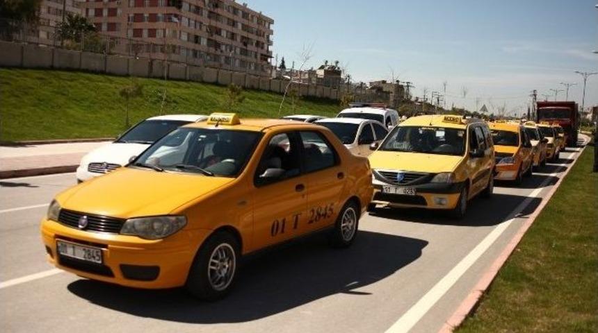 Adana&rsquo;da Taksicilerden Eylem