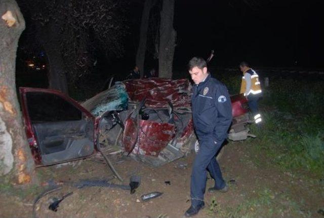 Ağaca Çarparak Duran Otomobilinde Ağır Yaralandı