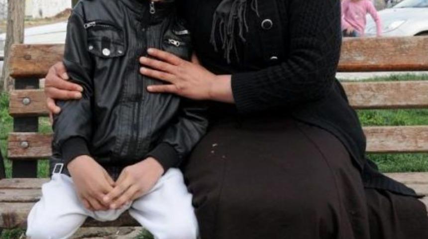 Bacakları Olmayan Oğlu I&ccedil;in Protez Istedi