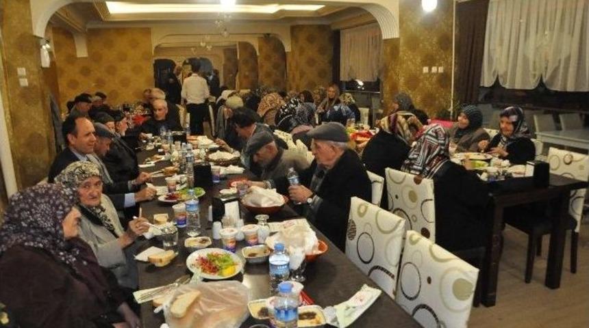 Yaşlılar Onuruna Yemek