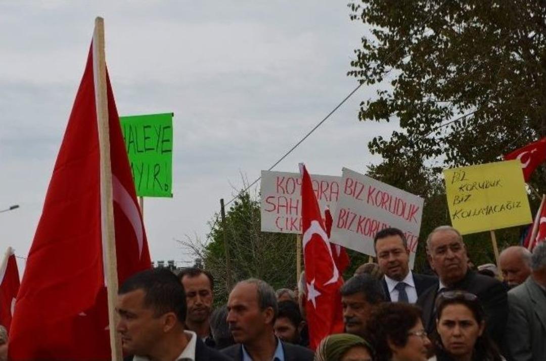 İ&ccedil;eride İhale, Dışarıda Protesto