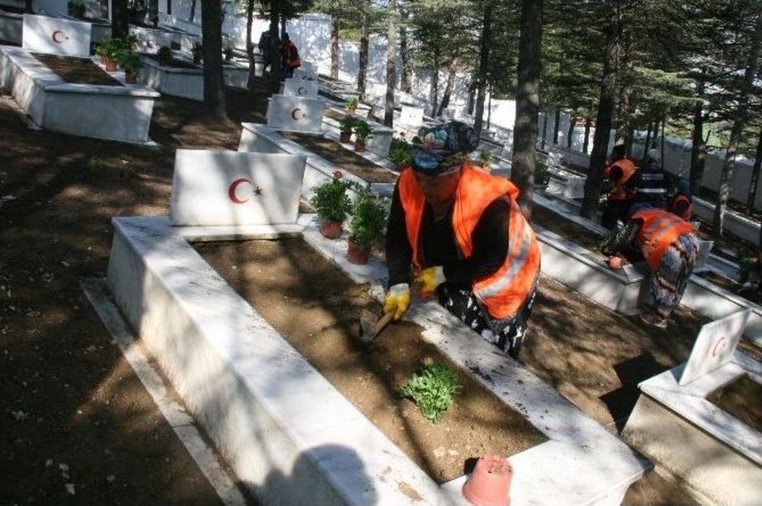 İn&ouml;n&uuml; Şehitliği &Ccedil;i&ccedil;eklendirildi