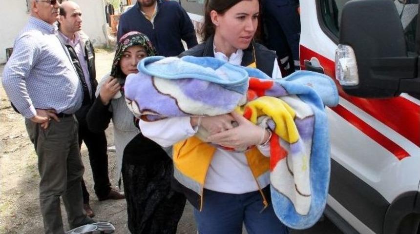 7 Aylık Kızı Ve Anneyi Yangından İtfaiye Ekipleri Kurtardı