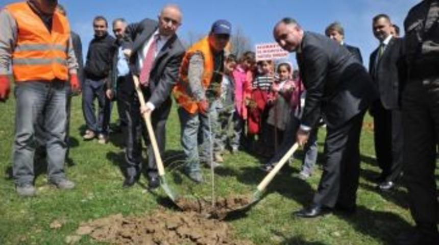 Protokol Mensupları &Ouml;ğrencilerle Birlikte Fidan Dikti