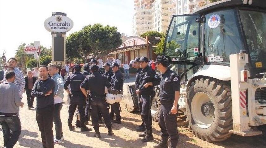 B&uuml;y&uuml;kşehir Belediyesi İş Yerlerini Yıkıyor