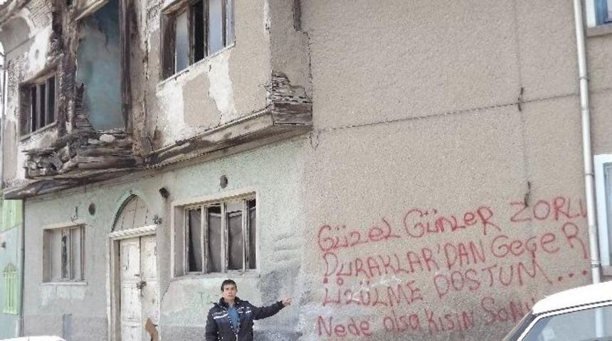 Sanki Eski Bina Dile Geldi