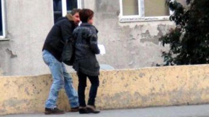 Şiddet Uygulayan Sevgilisi Ile Karakoldan Kol Kola &Ccedil;ıktı