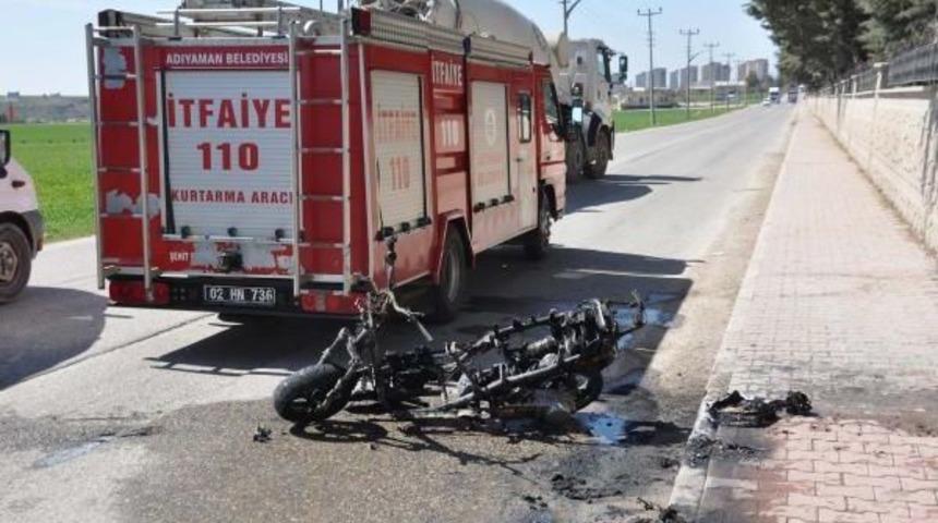 Seyir Halindeyken Yanan Motosiklet Demir Yığınına D&ouml;nd&uuml;