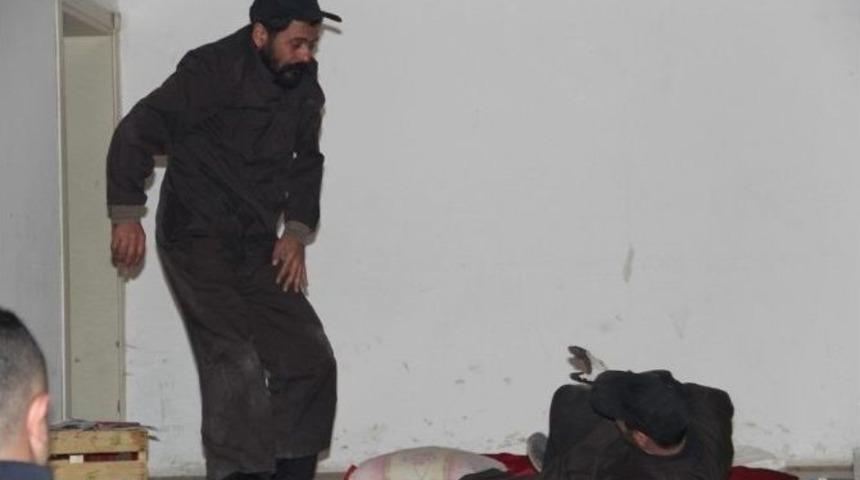 ‘duvar’ Oyunu Başkale’de Sahnelendi