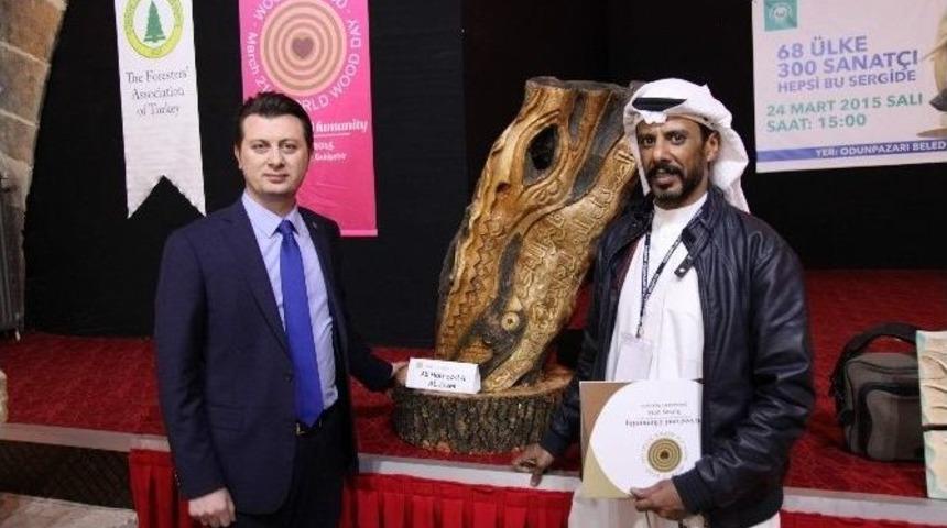 Mısırlı Sanat&ccedil;ı Ak Parti Rozetini G&ouml;r&uuml;nce Rabia İşareti Yaptı